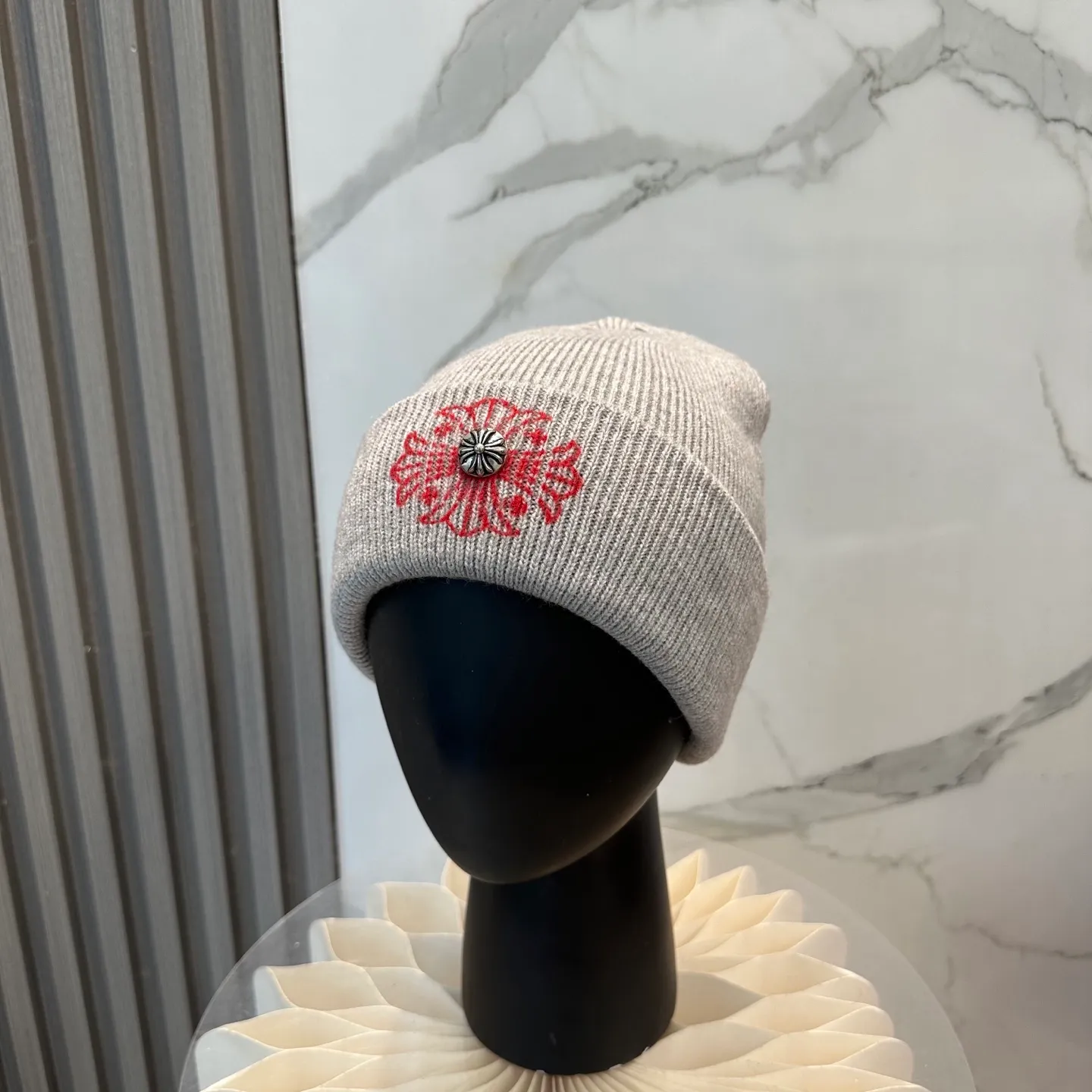 P66 🤍Chrome hearts new autumn and winter embroidered cross knitted hat🧶 One of the must-have hats in autumn and winter~ It really looks good on whoever wears it~, it is also a perfect match in black and white and gray in autumn~